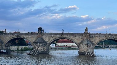 PRAG, CZECH REPUBLIC - 8 Temmuz 2022 'de Çek Cumhuriyeti' nin Prag kentindeki Vltava Nehri üzerindeki Charles Köprüsü.