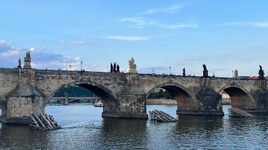 PRAG, CZECH REPUBLIC - 8 Temmuz 2022 'de Çek Cumhuriyeti' nin Prag kentindeki Vltava Nehri üzerindeki Charles Köprüsü.