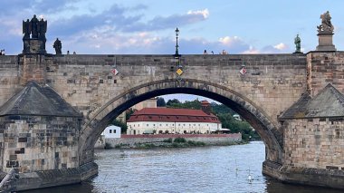 PRAG, CZECH REPUBLIC - 8 Temmuz 2022 'de Çek Cumhuriyeti' nin Prag kentindeki Vltava Nehri üzerindeki Charles Köprüsü.