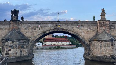PRAG, CZECH REPUBLIC - 8 Temmuz 2022 'de Çek Cumhuriyeti' nin Prag kentindeki Vltava Nehri üzerindeki Charles Köprüsü.