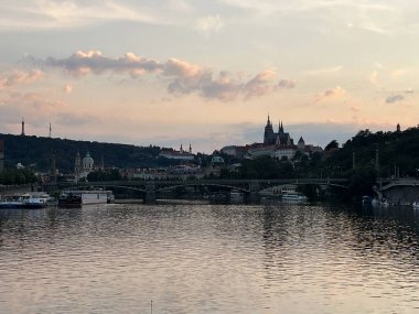 PRAG, CZECH REPUBLIC - 8 Temmuz 2022 'de Çek Cumhuriyeti' nde Vltava Nehri 'nde bir gemi gezisinden Prag şehrinin gün batımı manzarası.
