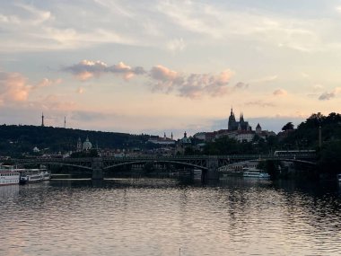 PRAG, CZECH REPUBLIC - 8 Temmuz 2022 'de Çek Cumhuriyeti' nde Vltava Nehri 'nde bir gemi gezisinden Prag şehrinin gün batımı manzarası.
