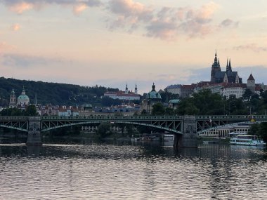 PRAG, CZECH REPUBLIC - 8 Temmuz 2022 'de Çek Cumhuriyeti' nde Vltava Nehri 'nde bir gemi gezisinden Prag şehrinin gün batımı manzarası.