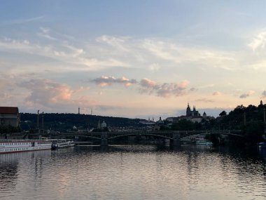 PRAG, CZECH REPUBLIC - 8 Temmuz 2022 'de Çek Cumhuriyeti' nde Vltava Nehri 'nde bir gemi gezisinden Prag şehrinin gün batımı manzarası.