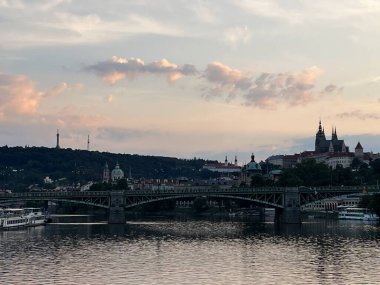 PRAG, CZECH REPUBLIC - 8 Temmuz 2022 'de Çek Cumhuriyeti' nde Vltava Nehri 'nde bir gemi gezisinden Prag şehrinin gün batımı manzarası.