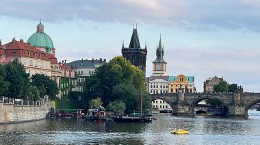 PRAG, CZECH REPUBLIC - 8 Temmuz 2022 'de Çek Cumhuriyeti' nde Vltava Nehri 'nde bir gemi gezisinden Prag şehrine bakış.