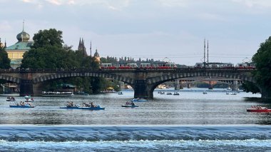 PRAG, CZECH REPUBLIC - 8 Temmuz 2022 'de Çek Cumhuriyeti' nde Vltava Nehri 'nde bir gemi gezisinden Prag şehrine bakış.