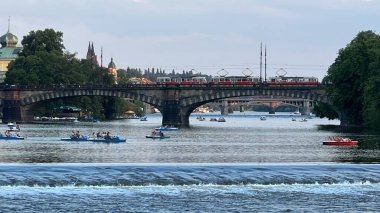PRAG, CZECH REPUBLIC - 8 Temmuz 2022 'de Çek Cumhuriyeti' nde Vltava Nehri 'nde bir gemi gezisinden Prag şehrine bakış.