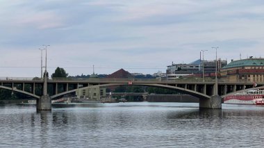 PRAG, CZECH REPUBLIC - 8 Temmuz 2022 'de Çek Cumhuriyeti' nde Vltava Nehri 'nde bir gemi gezisinden Prag şehrine bakış.