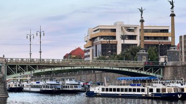 PRAG, CZECH CUBLIC - 8 Temmuz 2022 'de Çek Cumhuriyeti Prag' daki Çek Köprüsü.