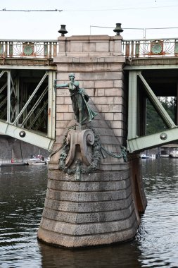 PRAG, CZECH CUBLIC - 8 Temmuz 2022 'de Çek Cumhuriyeti Prag' daki Çek Köprüsü.