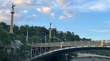 PRAG, CZECH CUBLIC - 8 Temmuz 2022 'de Çek Cumhuriyeti Prag' daki Çek Köprüsü.