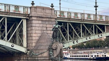 PRAG, CZECH CUBLIC - 8 Temmuz 2022 'de Çek Cumhuriyeti Prag' daki Çek Köprüsü.