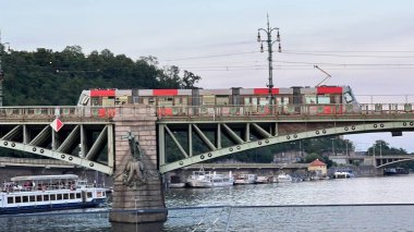 PRAG, CZECH REPUBLIC - 8 Temmuz 2022 'de Çek Cumhuriyeti Prag' daki Çek Köprüsü 'nde tramvay.