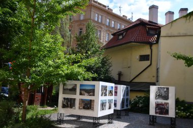 PRAG, CZECH REPUBLIC - 8 Temmuz 2022 'de Çek Cumhuriyeti' nin Prag kentindeki Naprstek Asya, Afrika ve Amerikan Kültürleri Müzesi.