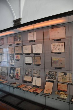 PRAG, CZECH REPUBLIC - 8 Temmuz 2022 'de Çek Cumhuriyeti' nin Prag kentindeki Pinkas Sinagogu 'ndaki Yahudi Soykırımı Anıtı.