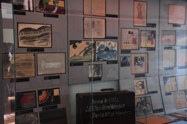 PRAG, CZECH REPUBLIC - 8 Temmuz 2022 'de Çek Cumhuriyeti' nin Prag kentindeki Pinkas Sinagogu 'ndaki Yahudi Soykırımı Anıtı.