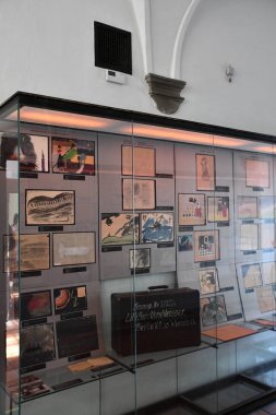 PRAG, CZECH REPUBLIC - 8 Temmuz 2022 'de Çek Cumhuriyeti' nin Prag kentindeki Pinkas Sinagogu 'ndaki Yahudi Soykırımı Anıtı.