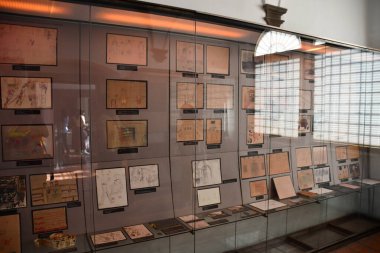 PRAG, CZECH REPUBLIC - 8 Temmuz 2022 'de Çek Cumhuriyeti' nin Prag kentindeki Pinkas Sinagogu 'ndaki Yahudi Soykırımı Anıtı.