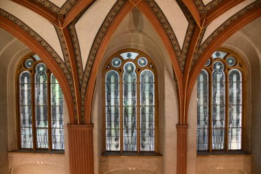 PRAG, CZECH REPUBLIC - 8 Temmuz 2022 'de Çek Cumhuriyeti' nin Prag kentindeki Pinkas Sinagogu 'ndaki Yahudi Soykırımı Anıtı.