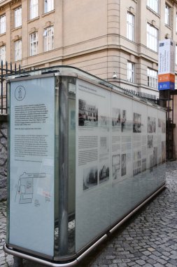 PRAG, CZECH REPUBLIC - 8 Temmuz 2022 'de Çek Cumhuriyeti' nin Prag kentindeki Pinkas Sinagogu 'ndaki Yahudi Soykırımı Anıtı.