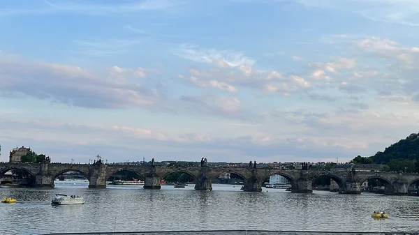 PRAG, CZECH REPUBLIC - 8 Temmuz 2022 'de Çek Cumhuriyeti' nin Prag kentindeki Vltava Nehri üzerindeki Charles Köprüsü.