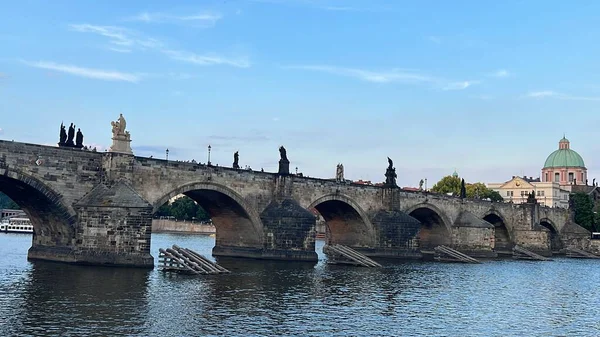 PRAG, CZECH REPUBLIC - 8 Temmuz 2022 'de Çek Cumhuriyeti' nin Prag kentindeki Vltava Nehri üzerindeki Charles Köprüsü.