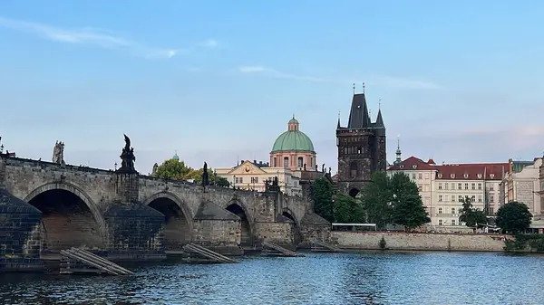 PRAG, CZECH REPUBLIC - 8 Temmuz 2022 'de Çek Cumhuriyeti' nin Prag kentindeki Vltava Nehri üzerindeki Charles Köprüsü.