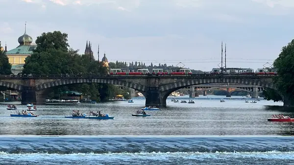PRAG, CZECH REPUBLIC - 8 Temmuz 2022 'de Çek Cumhuriyeti' nde Vltava Nehri 'nde bir gemi gezisinden Prag şehrine bakış.
