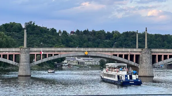PRAG, CZECH REPUBLIC - 8 Temmuz 2022 'de Çek Cumhuriyeti Prag' da Manes Köprüsü.