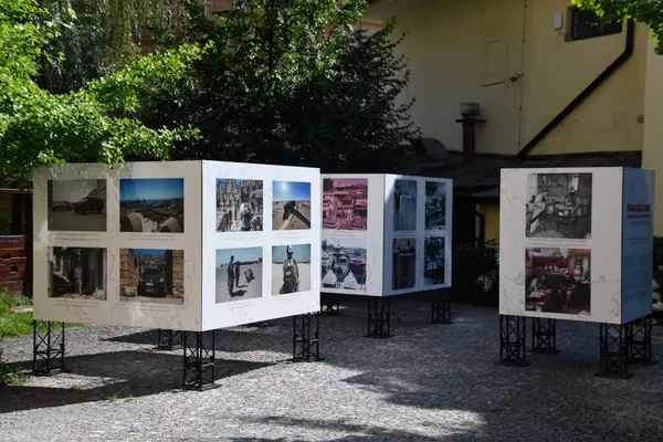 PRAG, CZECH REPUBLIC - 8 Temmuz 2022 'de Çek Cumhuriyeti' nin Prag kentindeki Naprstek Asya, Afrika ve Amerikan Kültürleri Müzesi.