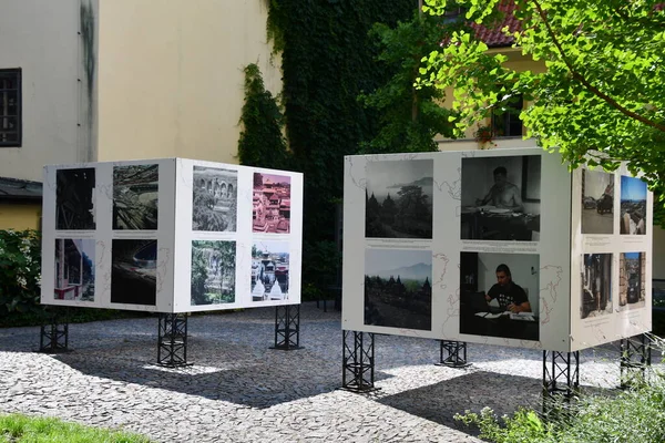 PRAG, CZECH REPUBLIC - 8 Temmuz 2022 'de Çek Cumhuriyeti' nin Prag kentindeki Naprstek Asya, Afrika ve Amerikan Kültürleri Müzesi.