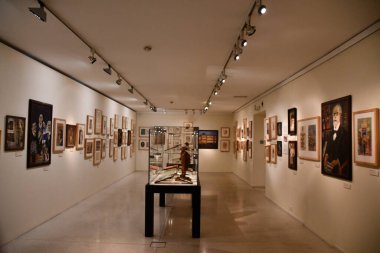 PRAG, CZECH REPUBLIC - 8 Temmuz 2022 'de Çek Cumhuriyeti Prag' daki Robert Guttmann Galerisi.