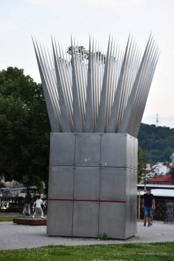 PRAGUE, CZECH REPUBLIC - 2 Temmuz 2022 'de Çek Cumhuriyeti' nin Prag kentinde John Hejduk 'un İntihar Evi ve İntiharın Annesi.