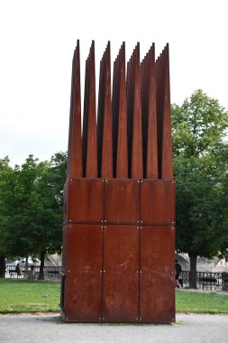 PRAGUE, CZECH REPUBLIC - 2 Temmuz 2022 'de Çek Cumhuriyeti' nin Prag kentinde John Hejduk 'un İntihar Evi ve İntiharın Annesi.