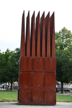 PRAGUE, CZECH REPUBLIC - 2 Temmuz 2022 'de Çek Cumhuriyeti' nin Prag kentinde John Hejduk 'un İntihar Evi ve İntiharın Annesi.