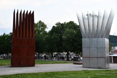 PRAGUE, CZECH REPUBLIC - 2 Temmuz 2022 'de Çek Cumhuriyeti' nin Prag kentinde John Hejduk 'un İntihar Evi ve İntiharın Annesi.