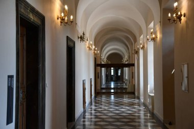 PRAG, CZECH REPUBLIC - 6 Temmuz 2022 'de Çek Cumhuriyeti' nin Prag kentindeki Troja Sarayı 'ndaki Şehir Galerisi.