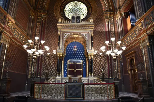 PRAG, CZECH REPUBLIC - 8 Temmuz 2022 'de Çek Cumhuriyeti Prag' da İspanyol Sinagogu.