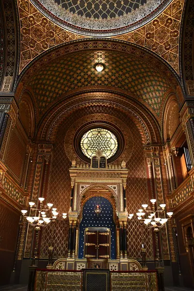 PRAG, CZECH REPUBLIC - 8 Temmuz 2022 'de Çek Cumhuriyeti Prag' da İspanyol Sinagogu.