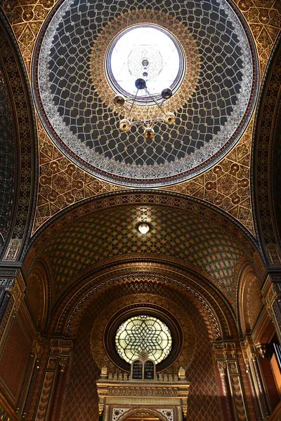 PRAG, CZECH REPUBLIC - 8 Temmuz 2022 'de Çek Cumhuriyeti Prag' da İspanyol Sinagogu.