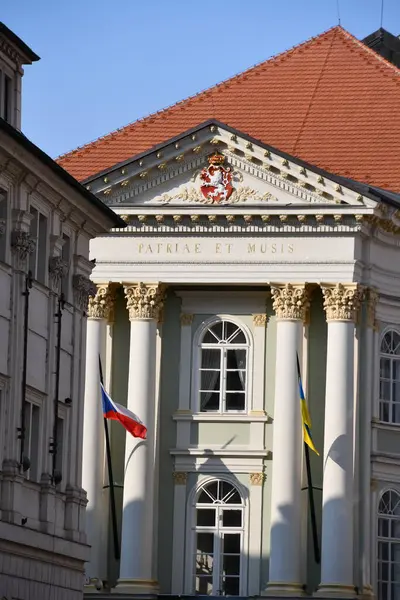 PRAG, CZECH CUBLIC - 8 Temmuz 2022 'de Çek Cumhuriyeti' nin Prag kentindeki Emlak Tiyatrosu.