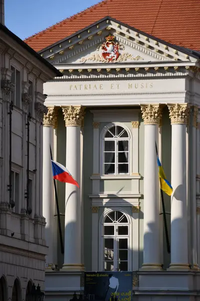 PRAG, CZECH CUBLIC - 8 Temmuz 2022 'de Çek Cumhuriyeti' nin Prag kentindeki Emlak Tiyatrosu.