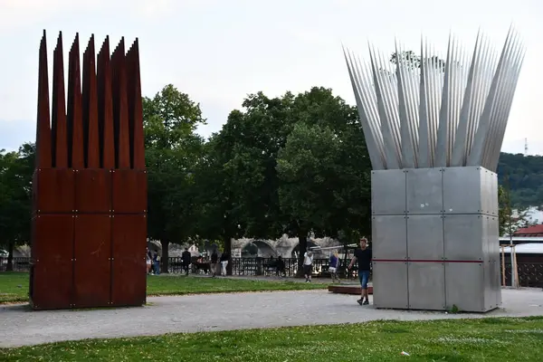 PRAGUE, CZECH REPUBLIC - 2 Temmuz 2022 'de Çek Cumhuriyeti' nin Prag kentinde John Hejduk 'un İntihar Evi ve İntiharın Annesi.