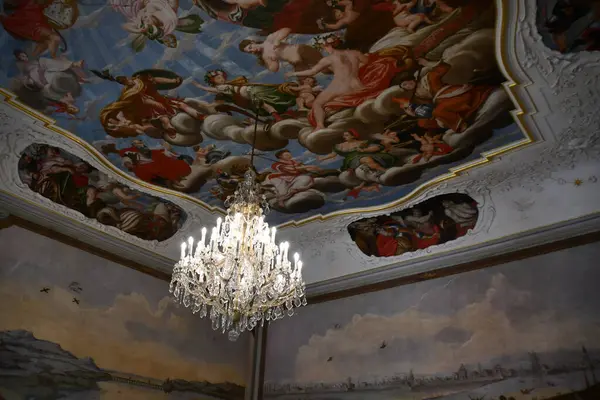 PRAG, CZECH REPUBLIC - 6 Temmuz 2022 'de Çek Cumhuriyeti' nin Prag kentindeki Troja Sarayı 'ndaki Şehir Galerisi.