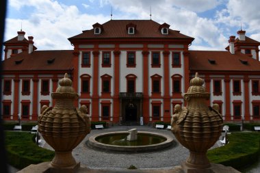 PRAG, CZECH CUBLIC - 6 Temmuz 2022 'de görüldüğü üzere Prag, Çek Cumhuriyeti' ndeki Troja Sarayı.