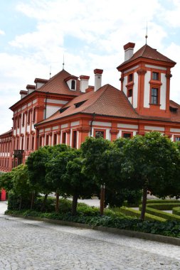 PRAG, CZECH CUBLIC - 6 Temmuz 2022 'de görüldüğü üzere Prag, Çek Cumhuriyeti' ndeki Troja Sarayı.