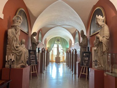 PRAG, CZECH REPUBLIC - 8 Temmuz 2022 'de Çek Cumhuriyeti' nin Prag kentindeki Charles Köprüsü Müzesi.