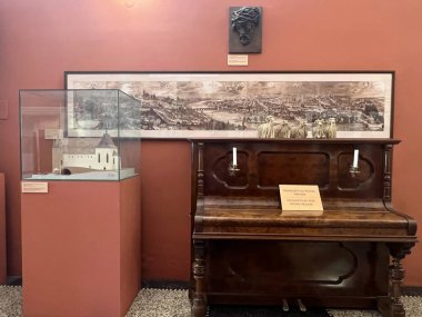 PRAG, CZECH REPUBLIC - 8 Temmuz 2022 'de Çek Cumhuriyeti' nin Prag kentindeki Charles Köprüsü Müzesi.