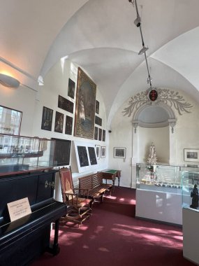 PRAG, CZECH REPUBLIC - 8 Temmuz 2022 'de Çek Cumhuriyeti' nin Prag kentindeki Charles Köprüsü Müzesi.